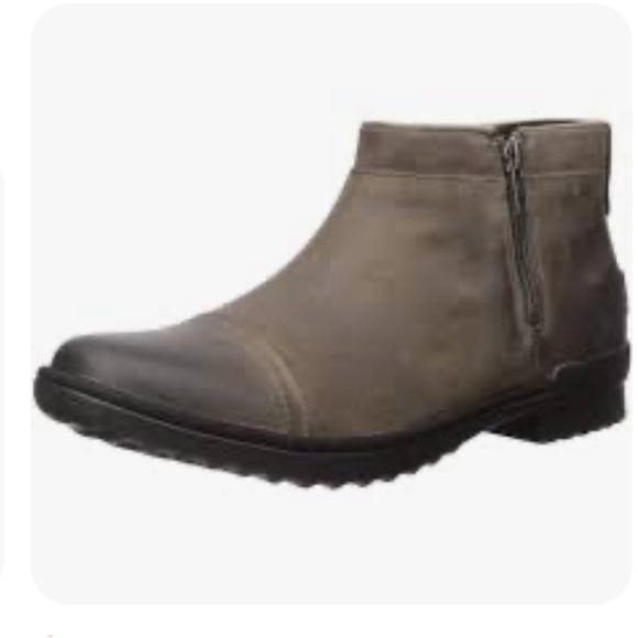 UGG Shoes - NWOT UGG Attell boot in Mole color. 5.5